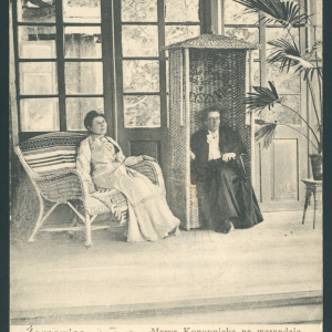 Żarnowiec: Marya Konopnicka na werandzie, pocztówka z 1907 r. / polona.pl